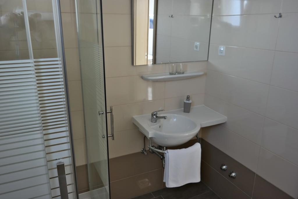 House Natali 70M From The Beach - Free Ev Top Up Rtina Extérieur photo